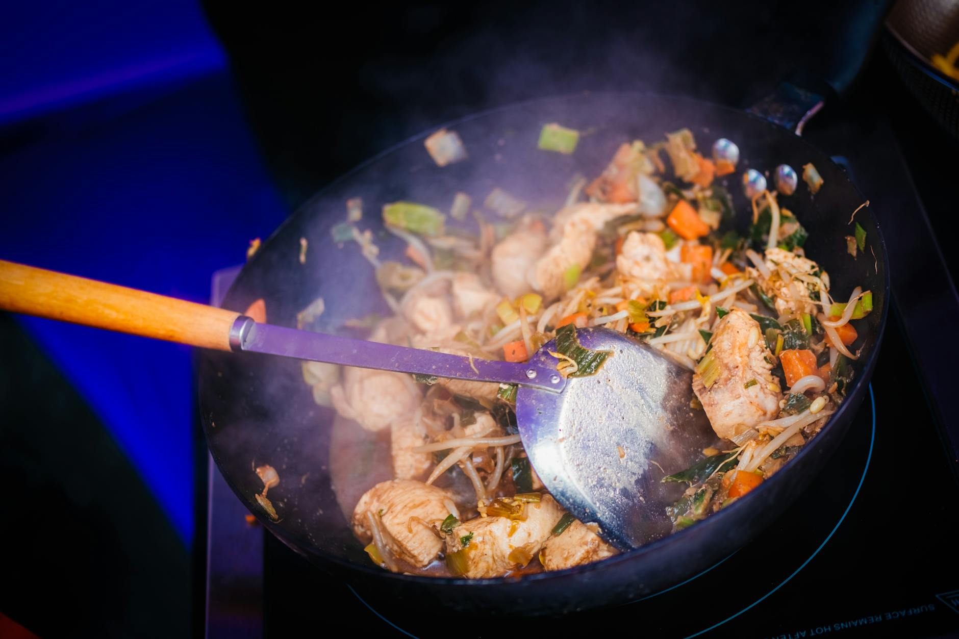 Kurczak stir fry z warzywami smażony w woku na kuchence