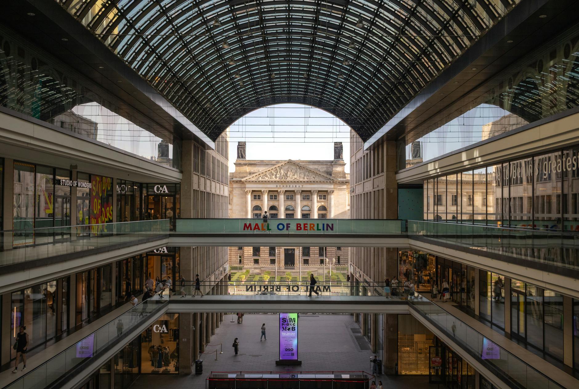 Nowoczesne wnętrze centrum handlowego Mall of Berlin z przeszklonym dachem