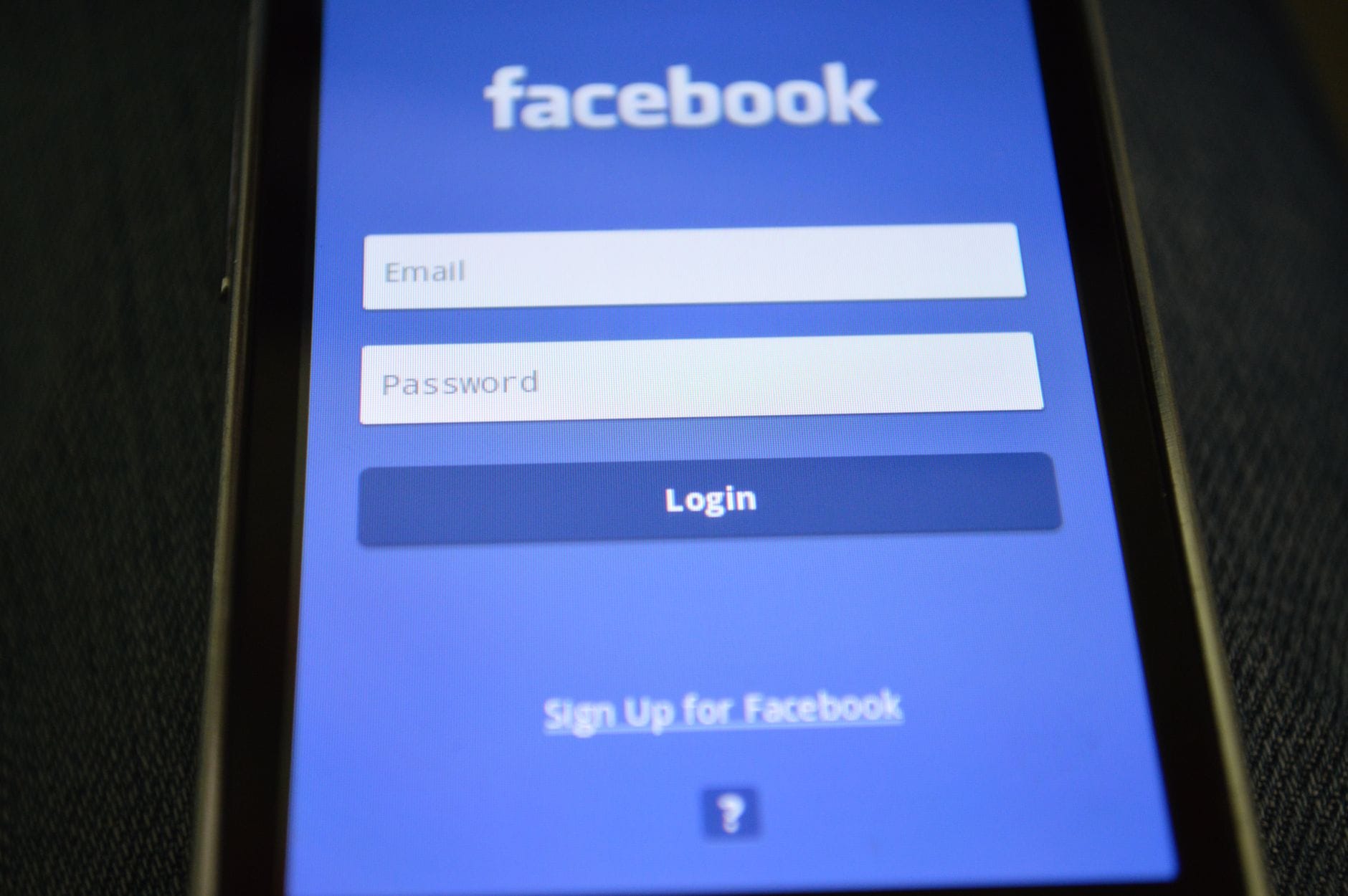 Ekran smartfona z formularzem logowania do Facebooka