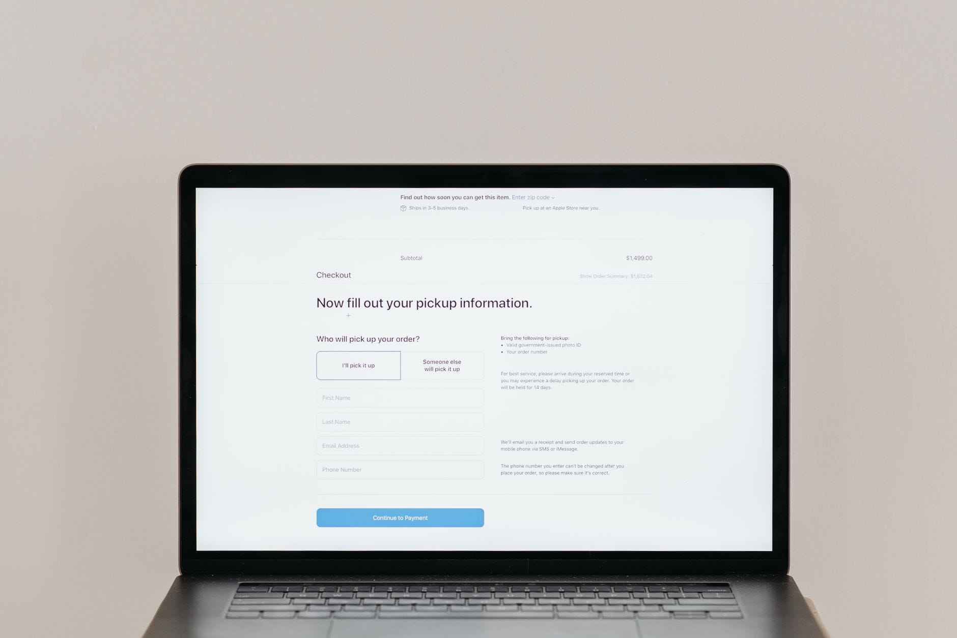 Laptop z formularzem płatności online symbolizujący modernizację strony Joomla Laptop z formularzem płatności online symbolizujący modernizację strony Joomla