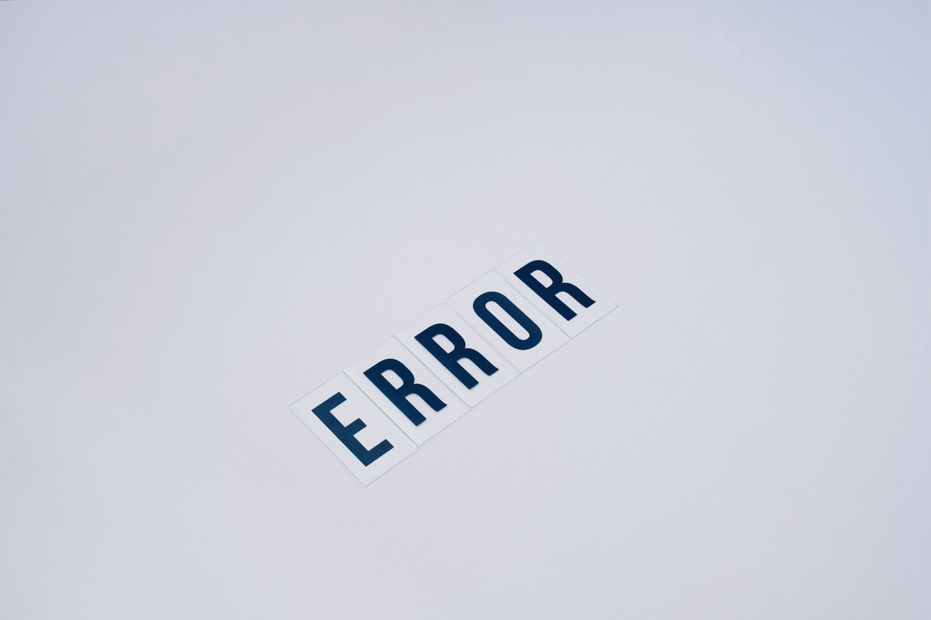Napis ERROR na białym tle symbolizujący błąd 404 w Magento
