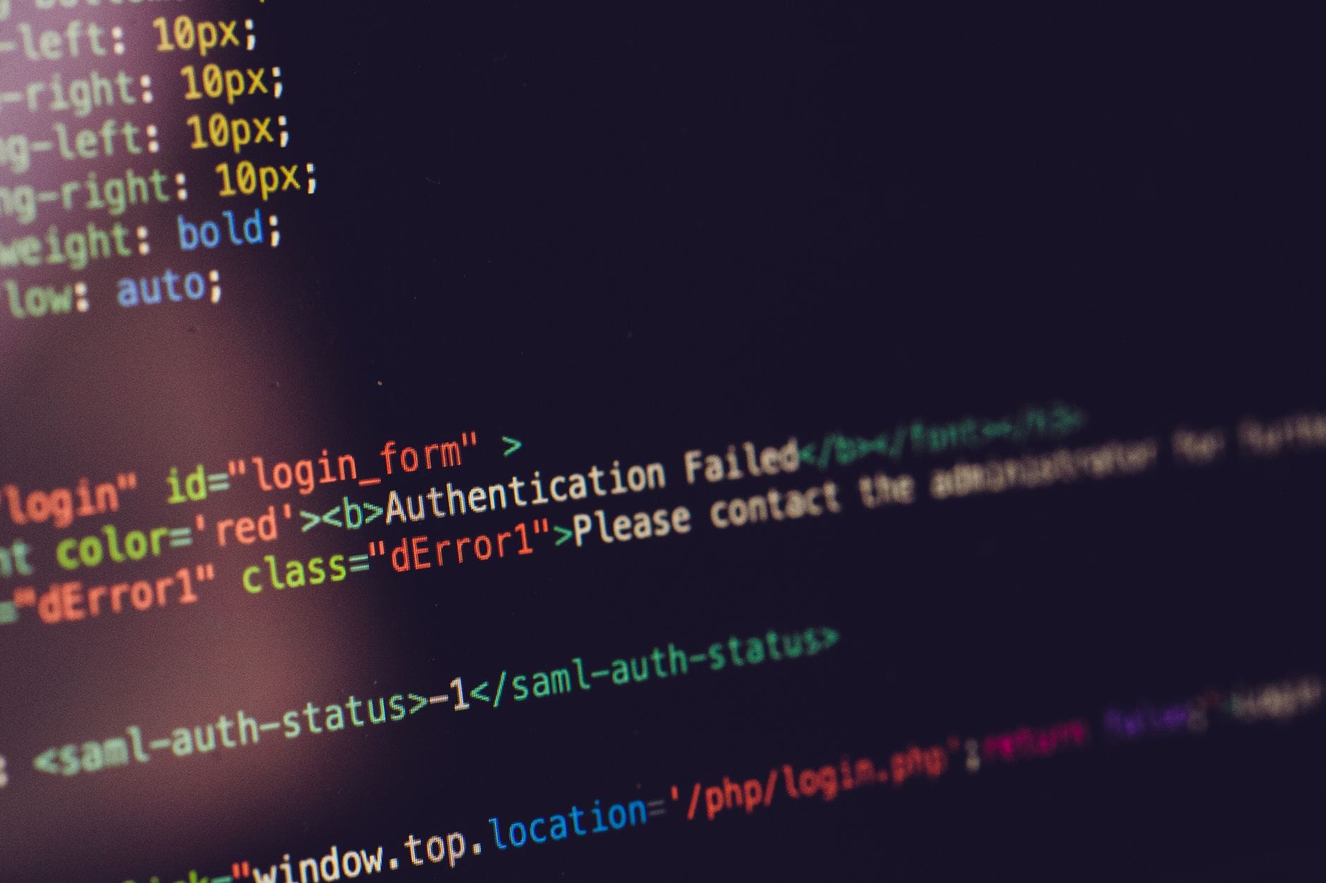 Zbliżenie ekranu komputera z kodem HTML i błędem uwierzytelniania