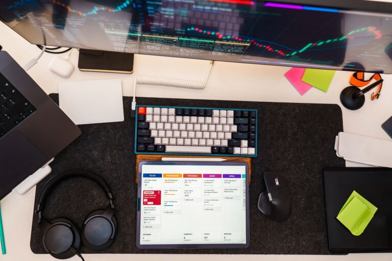 Widok z góry na stanowisko pracy z tabletem, monitorem i klawiaturą