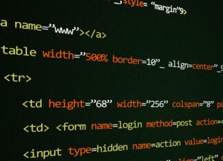 Zbliżenie na kod HTML związany z tworzeniem wtyczek sklepowych